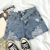 Къси дамски дънкови панталони с висока талия и скъсани мотиви