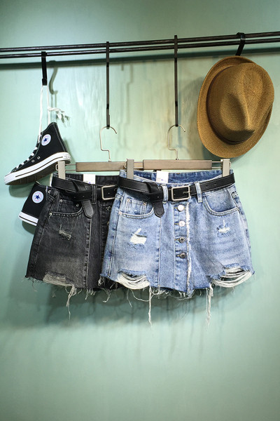 Ženske kratke traperice s poderanim motivima i gumbima