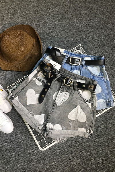 Pantaloni scurți de damă din denim cu aplicație