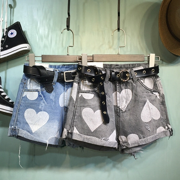 Pantaloni scurți de damă din denim cu aplicație