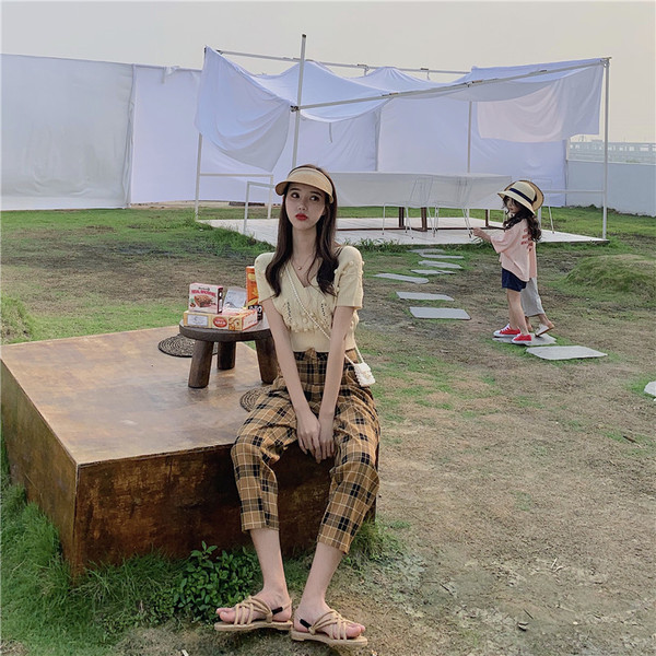 Kratka bluza sa špic izrezom od tankog pletiva