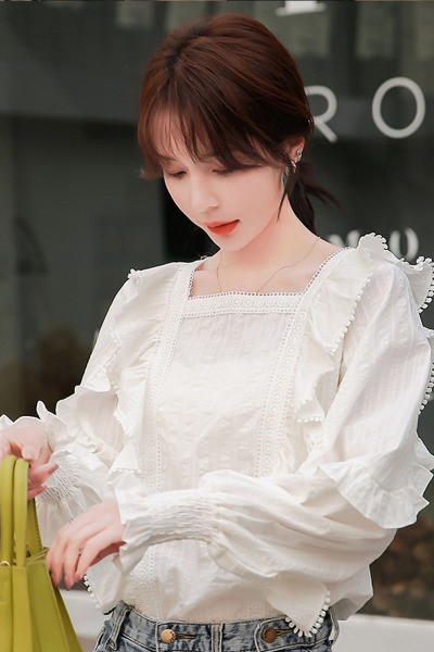 Stílusos női ing négyzet alakú nyakkivágással és gumírozással az ujjakon