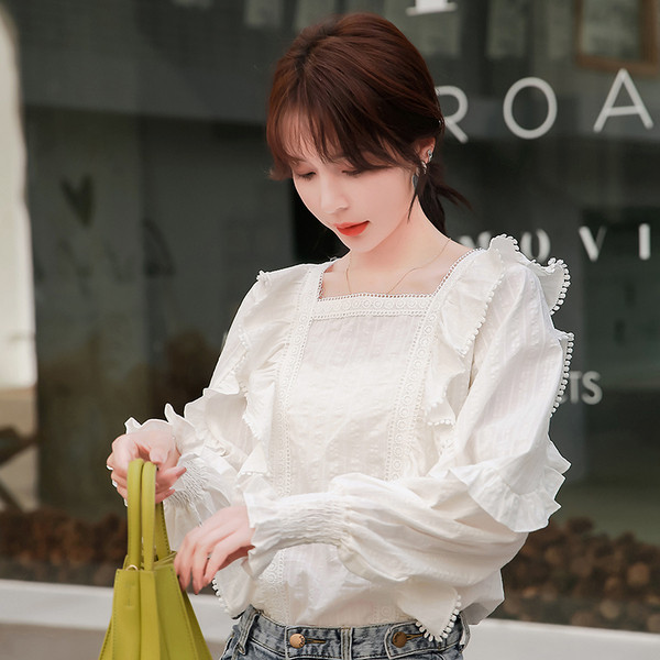 Stílusos női ing négyzet alakú nyakkivágással és gumírozással az ujjakon