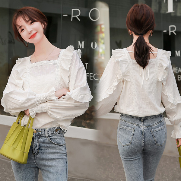 Stílusos női ing négyzet alakú nyakkivágással és gumírozással az ujjakon