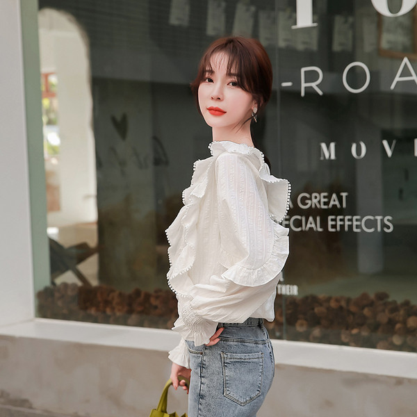 Stílusos női ing négyzet alakú nyakkivágással és gumírozással az ujjakon