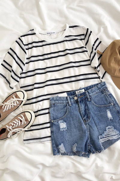 Ženska prugasta majica s kratkim rukavima i ovalnim izrezom