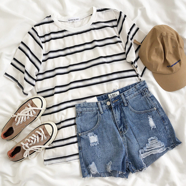 Ženska prugasta majica s kratkim rukavima i ovalnim izrezom