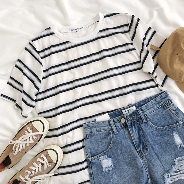 Ženska prugasta majica s kratkim rukavima i ovalnim izrezom