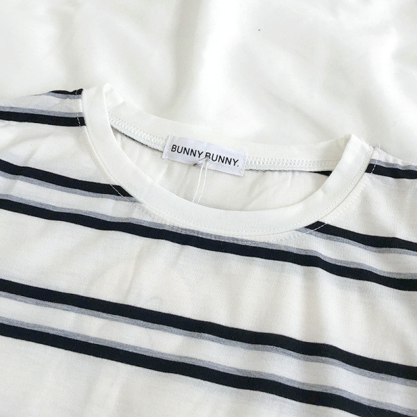 Ženska prugasta majica s kratkim rukavima i ovalnim izrezom