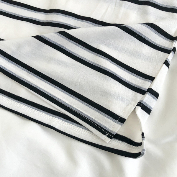 Ženska prugasta majica s kratkim rukavima i ovalnim izrezom