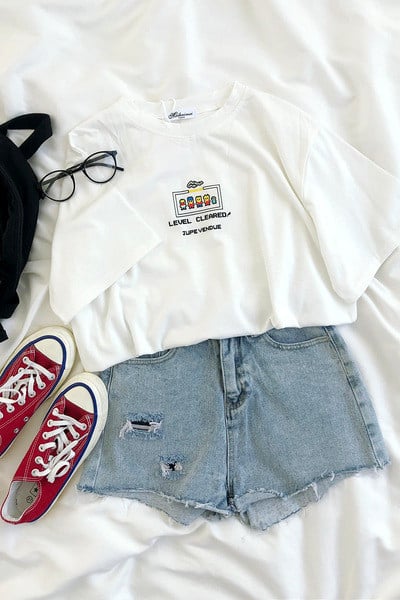 Бяла дамска тениска с къс ръкав, щампа и овално деколте 