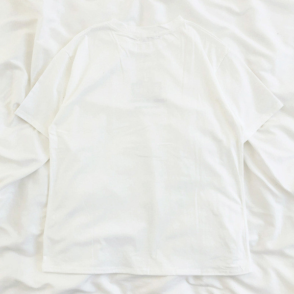 Бяла дамска тениска с къс ръкав, щампа и овално деколте 