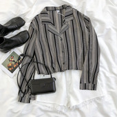 Къса дамска ретро риза с шпиц деколте