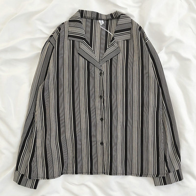 Къса дамска ретро риза с шпиц деколте