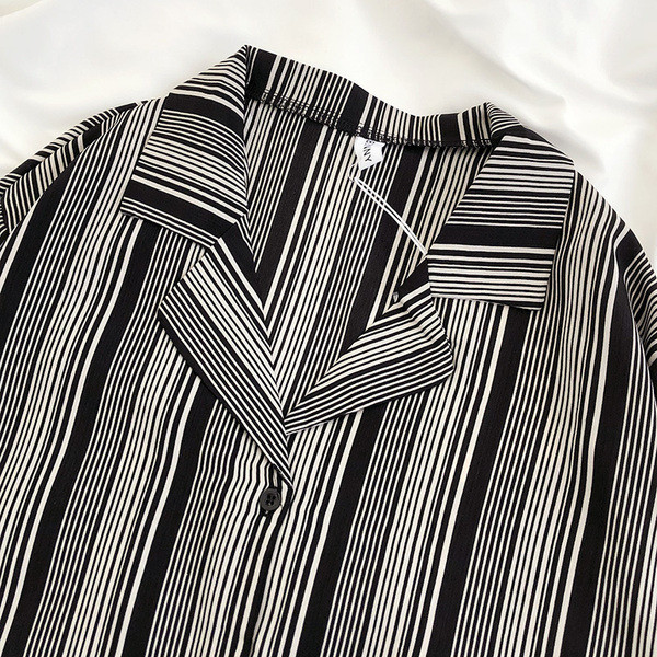 Къса дамска ретро риза с шпиц деколте 