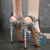 ÚJ modell női magassarkú cipő csattal és mintával