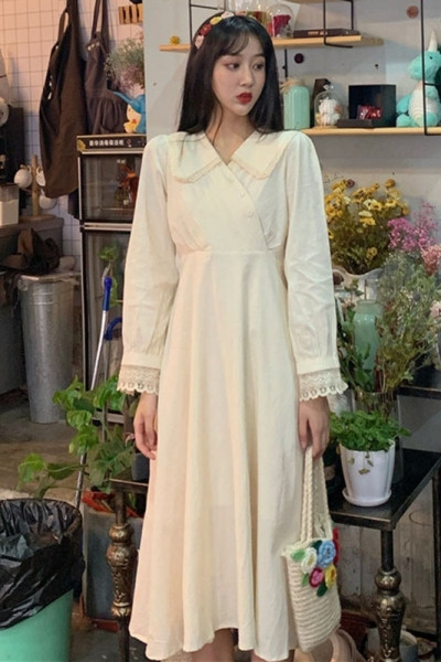 Дълга дамска ретро рокля с шпиц деколте и дантелени елементи 