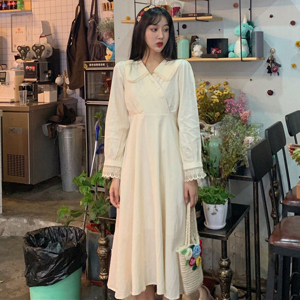 Дълга дамска ретро рокля с шпиц деколте и дантелени елементи 