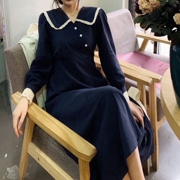 Дълга дамска ретро рокля с шпиц деколте и дантелени елементи 