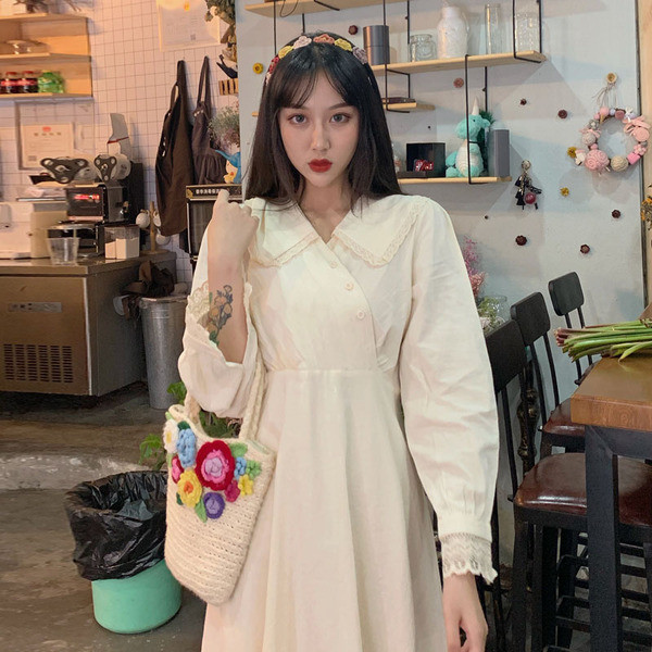 Дълга дамска ретро рокля с шпиц деколте и дантелени елементи 