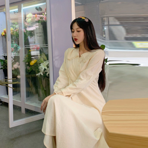 Дълга дамска ретро рокля с шпиц деколте и дантелени елементи 