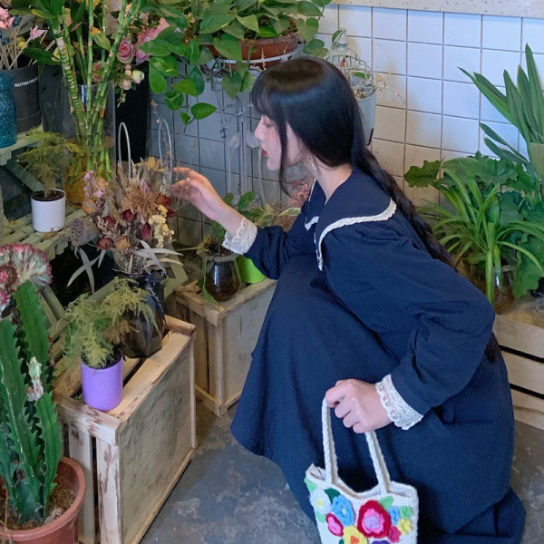 Дълга дамска ретро рокля с шпиц деколте и дантелени елементи 