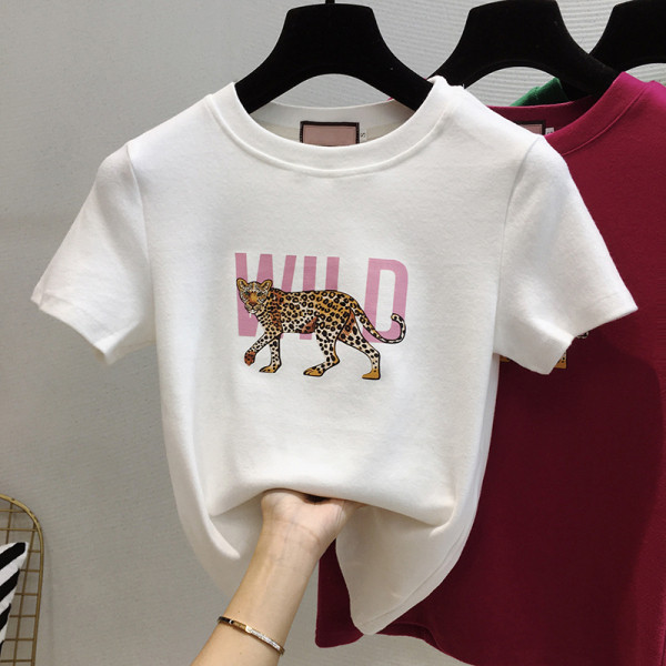 Tricou de dama actual cu decolteu oval si aplicatie