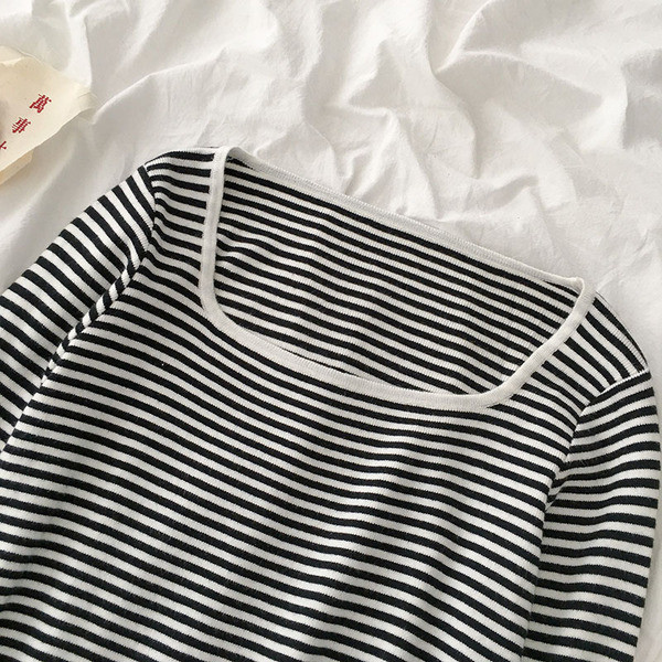 Bluză de damă în dungi cu decolteu pătrat