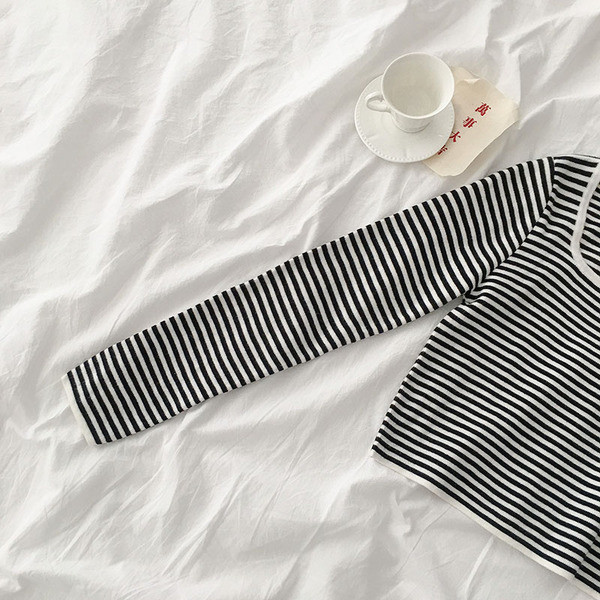 Bluză de damă în dungi cu decolteu pătrat