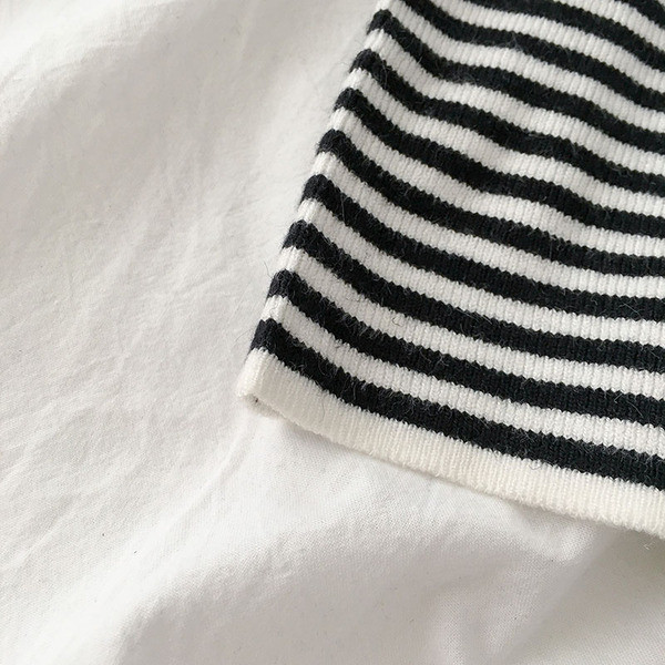 Bluză de damă în dungi cu decolteu pătrat