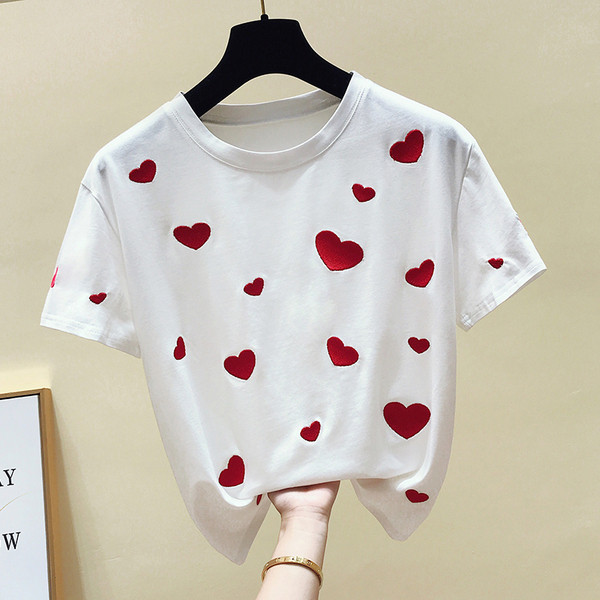 Modern női póló rövid ujjal és hímzett szívecskékkel