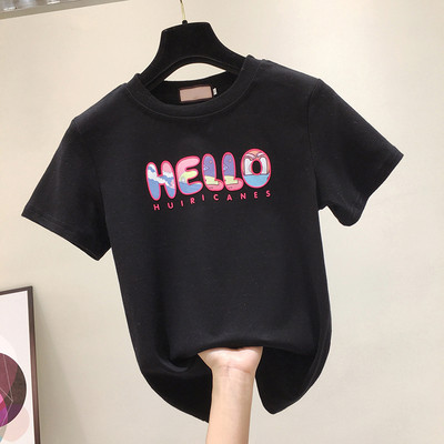 Női pamut póló rövid ujjal, ovális nyakkivágással és színes felirattal