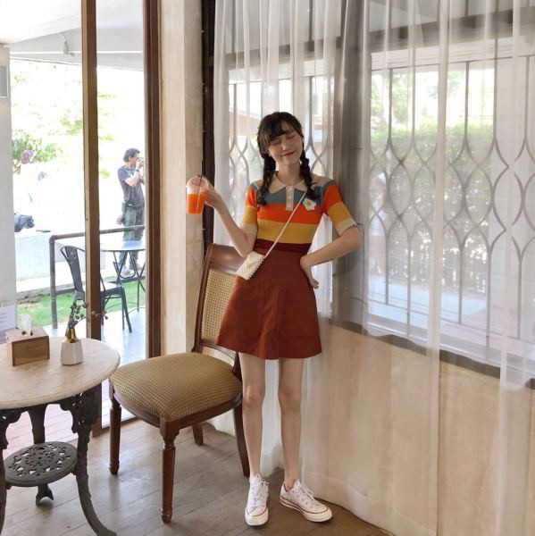 Многоцветна дамска блуза с къс ръкав и апликация 