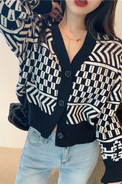 Fekete-fehér női mellény spitz nyakkivágással és gombokkal