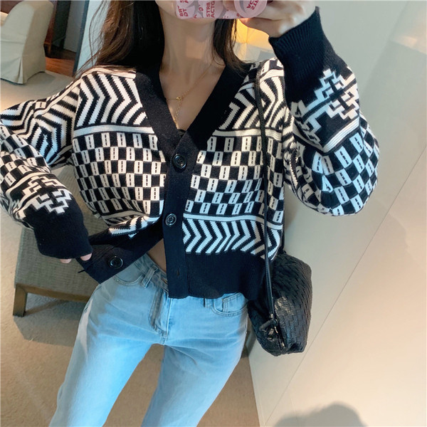 Fekete-fehér női mellény spitz nyakkivágással és gombokkal