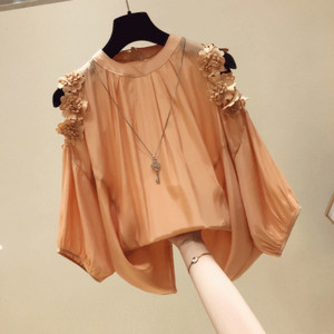 Modern női ing csupasz vállval és virágokkal