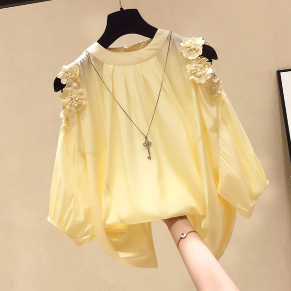 Modern női ing csupasz vállval és virágokkal