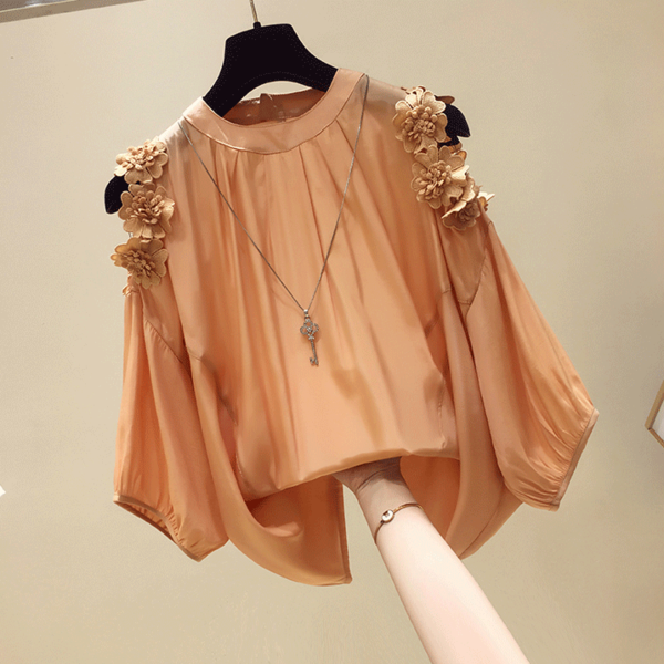 Modern női ing csupasz vállval és virágokkal