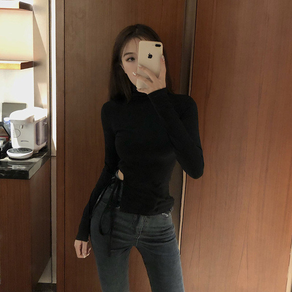 Вталена дамска тениска с висока яка и изрязана част с връзки 