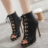 Elegáns női magas sarkú cipő fűzővel és fém elemmel