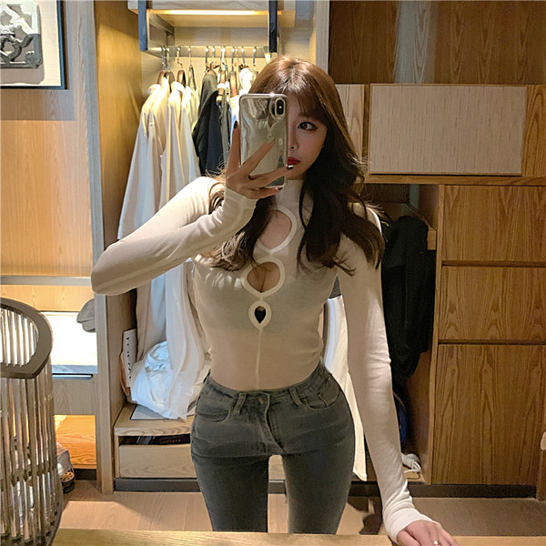 Testhezálló női blúz kivágásokkal