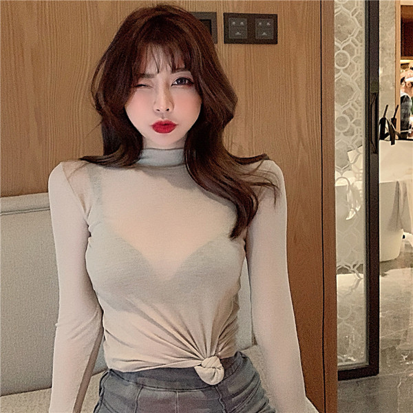 Testhezálló női blúz kivágásokkal