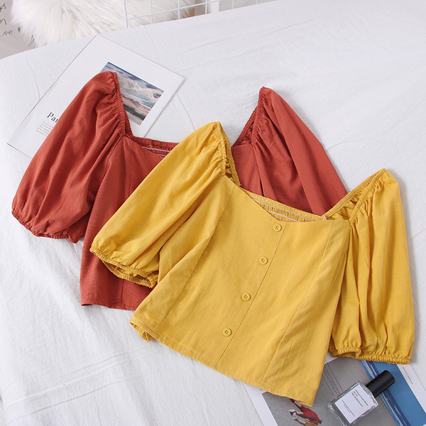 Női blúz négyzet alakú nyakkivágással, gombokkal és rövid ujjú