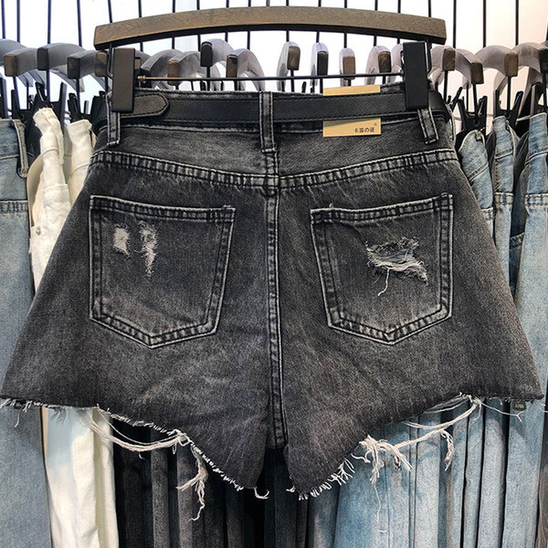 Női farmer rövidnadrág cipzárral és övvel