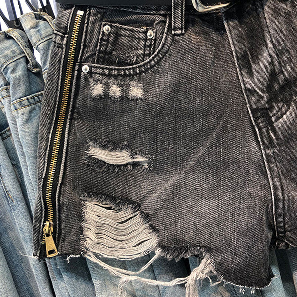 Női farmer rövidnadrág cipzárral és övvel