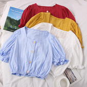 Modern női blúz négyzet alakú nyakkivágással, rövid ujjal és gombokkal