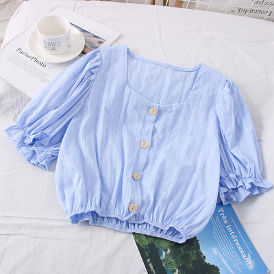 Modern női blúz négyzet alakú nyakkivágással, rövid ujjal és gombokkal