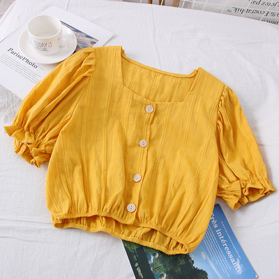 Modern női blúz négyzet alakú nyakkivágással, rövid ujjal és gombokkal