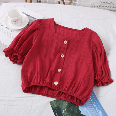 Modern női blúz négyzet alakú nyakkivágással, rövid ujjal és gombokkal