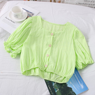 Modern női blúz négyzet alakú nyakkivágással, rövid ujjal és gombokkal